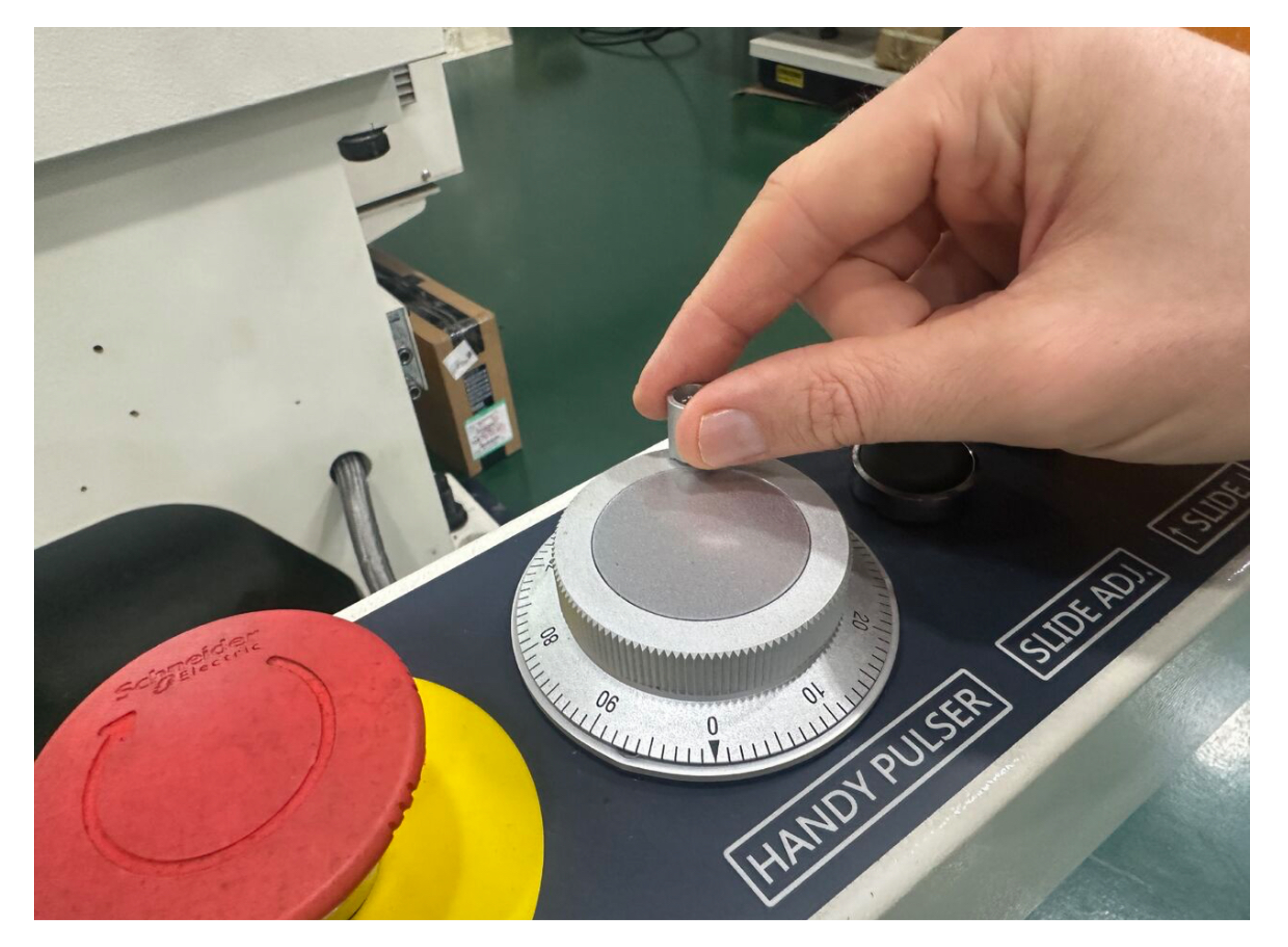 サーボプレスには「手動パルサー」という重要な機能が搭載