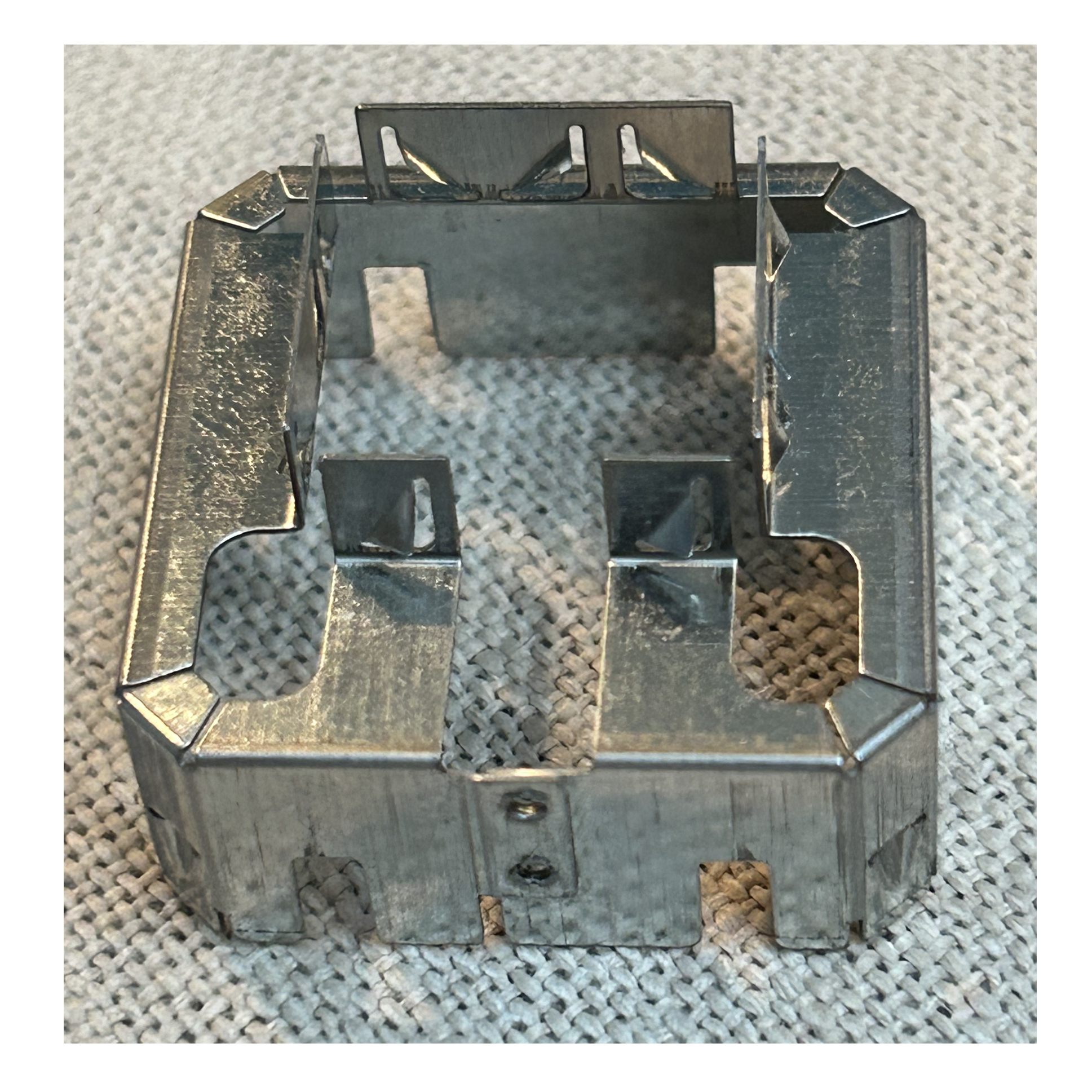 サーボパンチプレスで製造されたワークピース