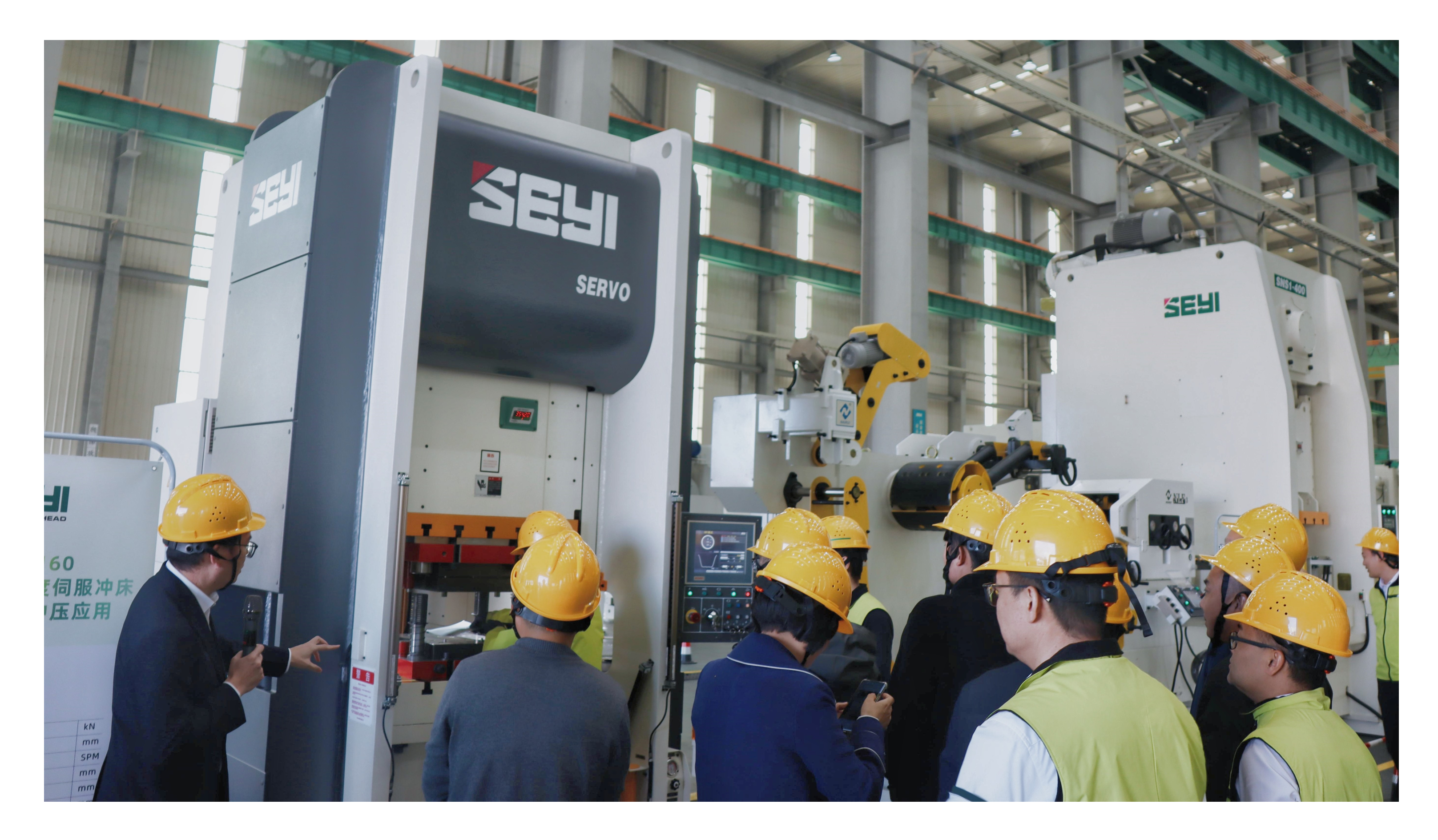 金属セパレータのプレス加工を実演