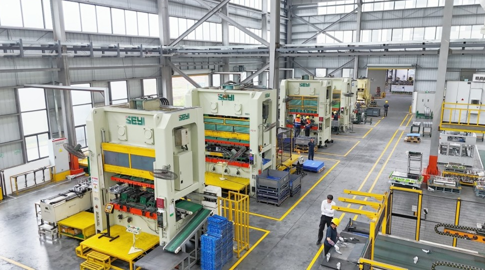 5つの生産拠点で使用されるプレス機のほとんどがSEYI製。